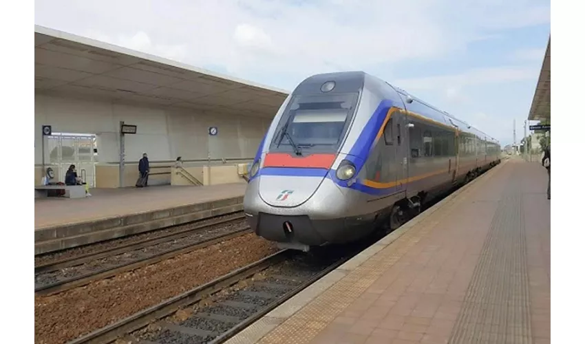 Cagliari: Trasferimento in treno di sola andata dall'aeroporto di Elmas alla stazione di Cagliari