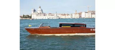 Venice: Private Water Taxi From/To Santa Lucia Train Station & Your Hotel