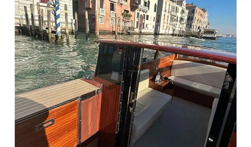 Venice: Private Water Taxi From/To Santa Lucia Train Station & Your Hotel