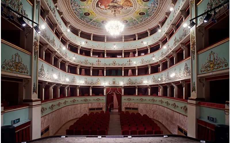 Dall'intimità del borgo alla grande scena