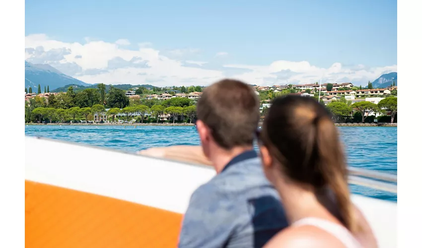 Lago di Garda: Tour in Barca di 4 Ore con Degustazione di Vini da Sirmione