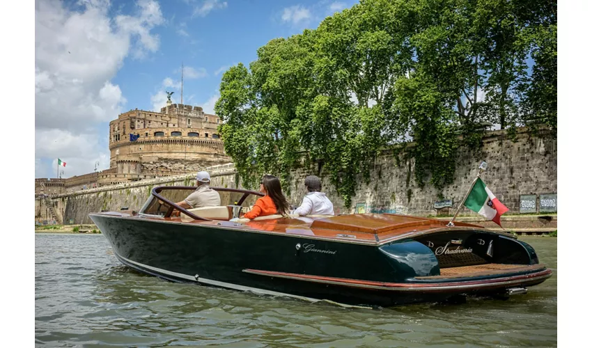 Roma: Paseo en barco privado por el Tíber