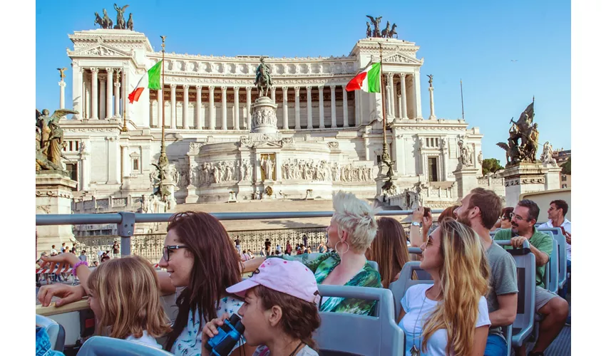 Roma: Tour in autobus Hop-on Hop-off + Trasferimento al porto di Civitavecchia