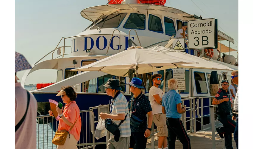 Murano und Burano: Bootstour + Glasbläserdemo vom Bahnhof aus