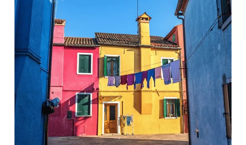 Murano y Burano: Visita guiada con soplado de vidrio y fabricación de encajes + Excursión en barco