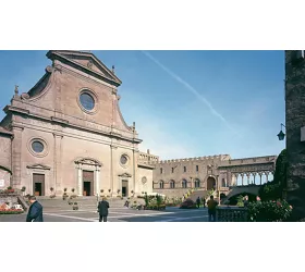 Saltar la línea del Palacio de los Papas (Polo Monumental Colle del Duomo)