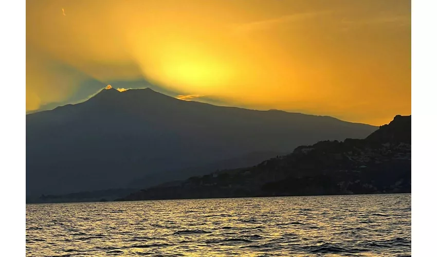 Taormina: Excursión con delfines al atardecer + Aperitivo