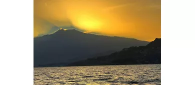 Taormina: Excursión con delfines al atardecer + Aperitivo