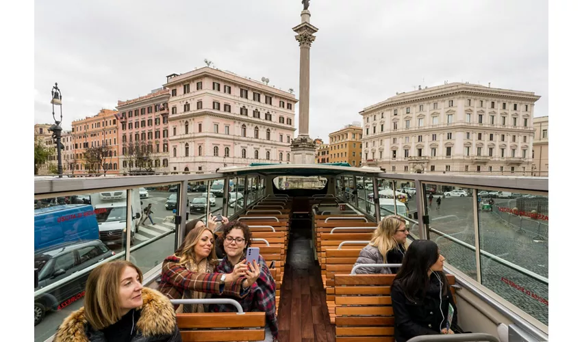 Roma: Tour audio-guidato con bus aperto d'epoca + cibo di strada