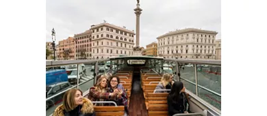 Roma: Tour audio-guidato con bus aperto d'epoca + cibo di strada