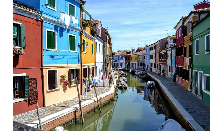 Murano y Burano: Excursión Privada en Barco + Demostración de Soplado de Vidrio y Encaje