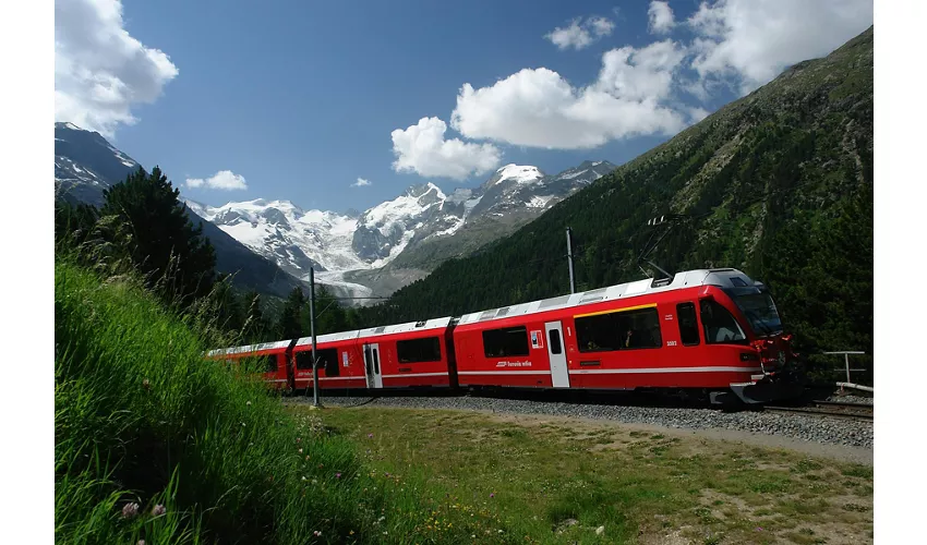 Trenino Rosso del Bernina e Treno dei Ghiacciai: Gita di un giorno da Milano