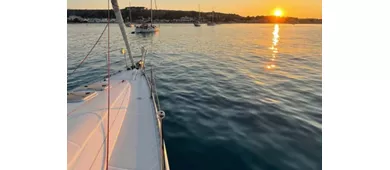 Palermo: Tour privato in barca a vela al tramonto + cena + vino