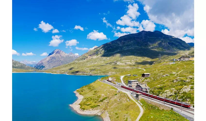 St. Moritz: tour guidato in giornata da Milano + biglietti per il Bernina Express