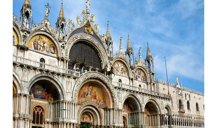 Boat Transfer from Piazzale Roma to San Marco with Guide