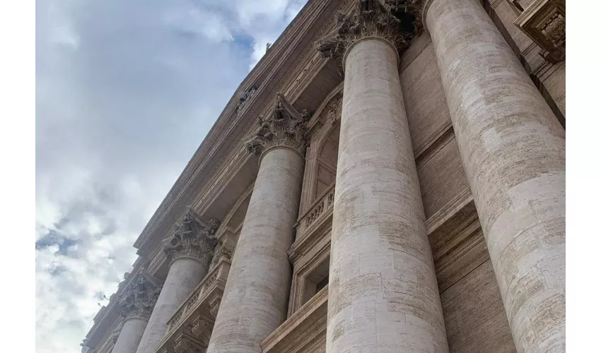Vatican: Luggage Deposit and Storage