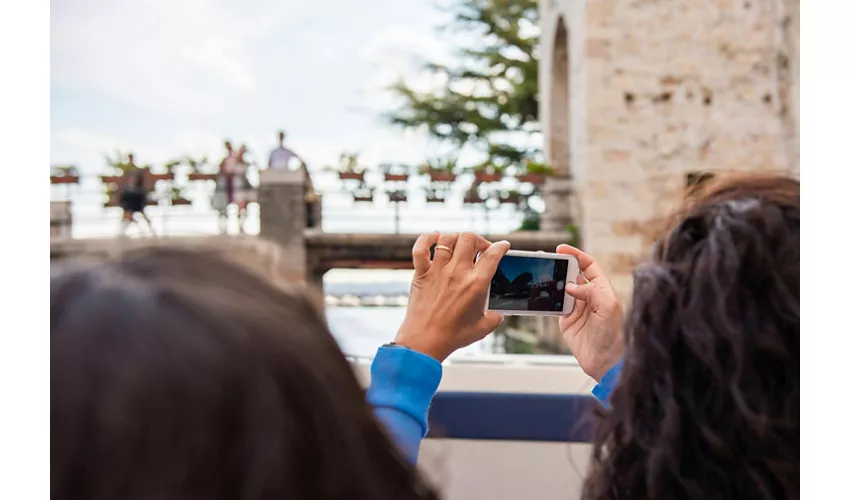 Lago de Garda: Excursión de 4 horas en barco con los Castillos Escalígeros + Cata de Vinos desde Sirmione