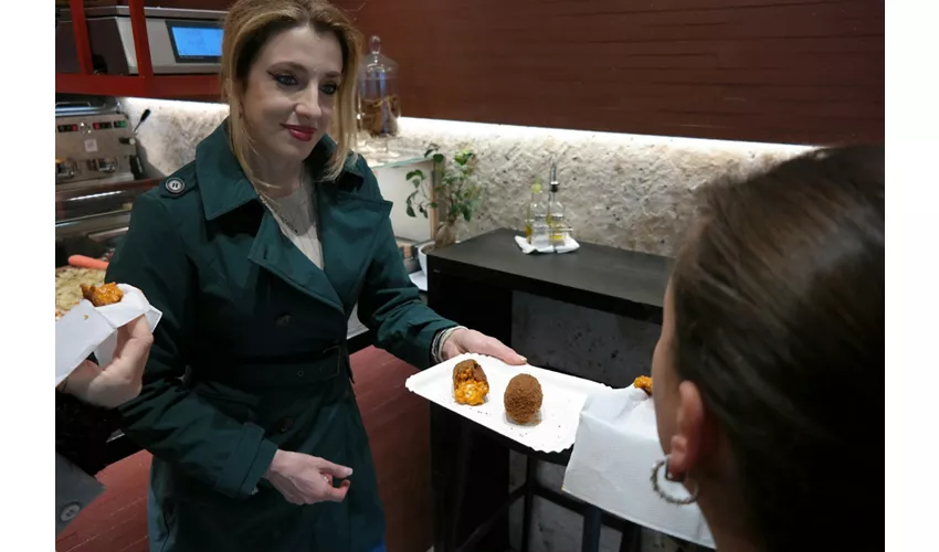 Roma: Tour gastronomico del quartiere Prati con degustazione di vino e gelato