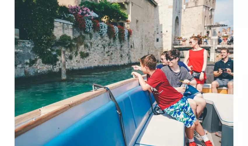 Sirmione: Excursión en barco y Cuevas de Catullo