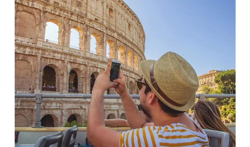 Roma: Tour in autobus Hop-on Hop-off + Trasferimento al porto di Civitavecchia