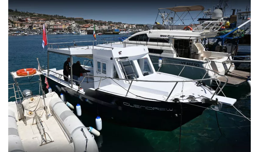 Islas Ciclopi y La Timpa di Acireale: Excursión en barco y experiencia de submarinismo