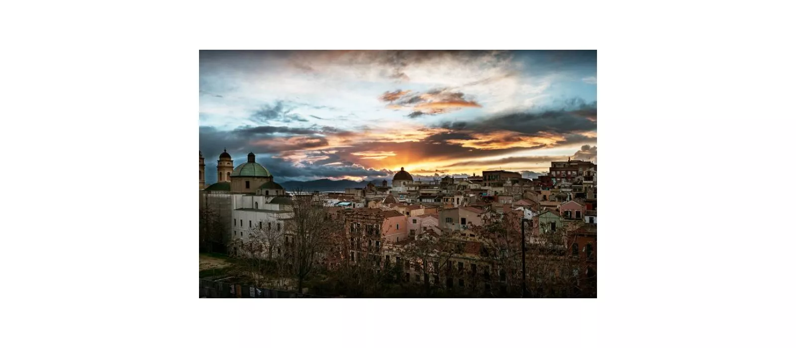 Para cima e para baixo pelos bairros de Cagliari, entre a história e o mar