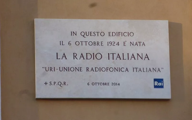 A difusão do broadcasting e o primeiro século da rádio italiana