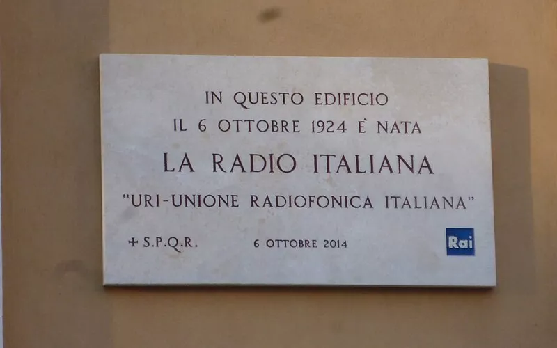 The spread of broadcasting and the first century of Italian radio