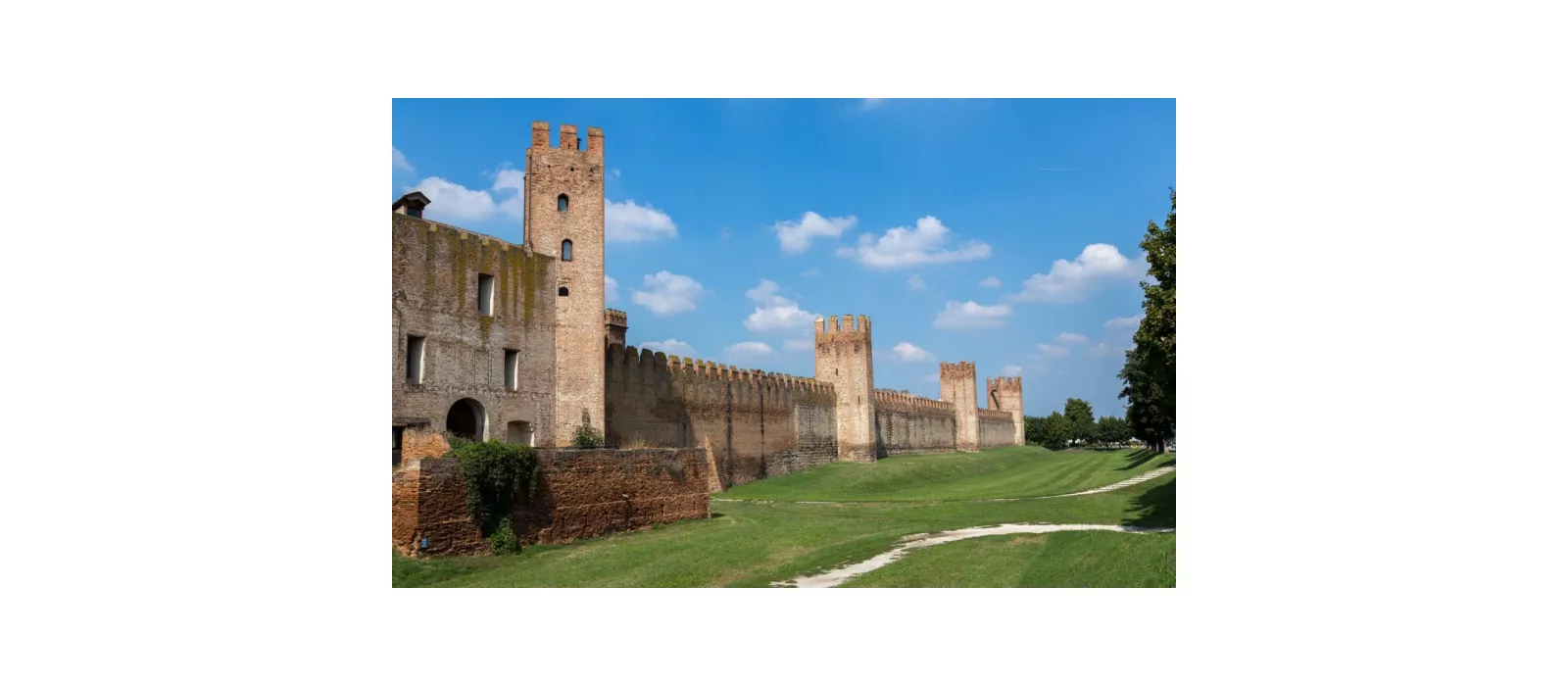 Der mittelalterliche Charme von Schlössern, Dörfern und mit Stadtmauern umgebenen Städten in den Euganeischen Hügeln