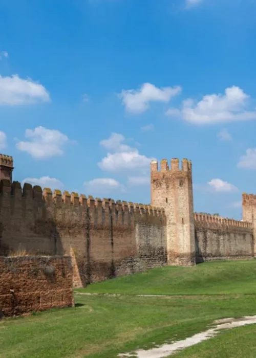 El encanto medieval de castillos, pueblos y ciudades amuralladas entre las colinas Euganeas