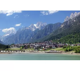 Sulle Dolomiti, il Lago di Auronzo è la location ideale per una pausa in tutte le stagioni