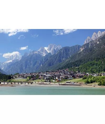 En los Dolomitas, el lago de Auronzo es el sitio ideal para una escapada cualquiera que sea la temporada