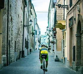 Descubre las Marcas en bici, desde Forca di Presta hasta Pescara del Tronto