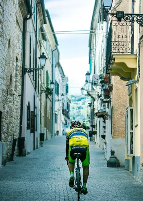 Descubre las Marcas en bici, desde Forca di Presta hasta Pescara del Tronto