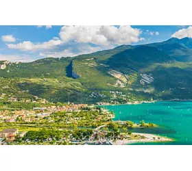Mit dem Boot am Gardasee von Desenzano nach Riva del Garda entlang der Centomiglia-Strecke