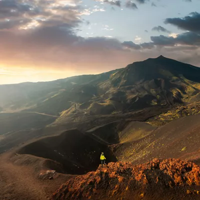 La cabeza entre las nubes, en Módena y sobre el Etna