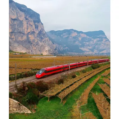 Treno in mezzo alle montagne