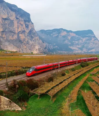 Treno in mezzo alle montagne