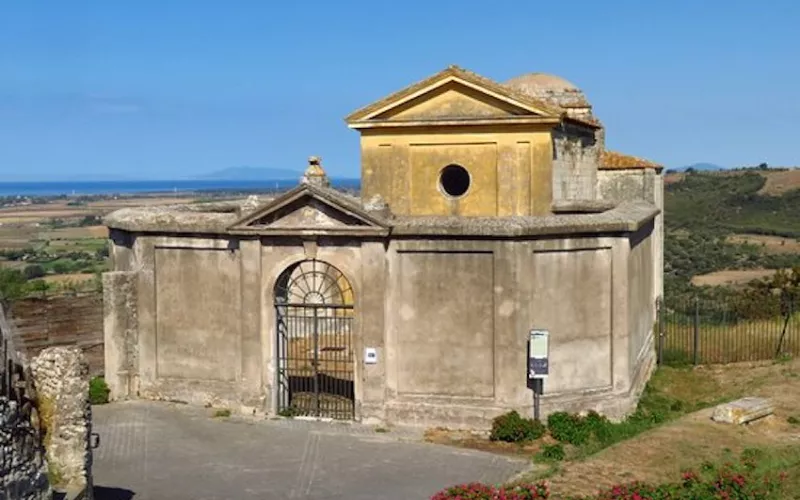 Iglesia de San Giacomo: monjas rebeldes y un paisaje impresionante