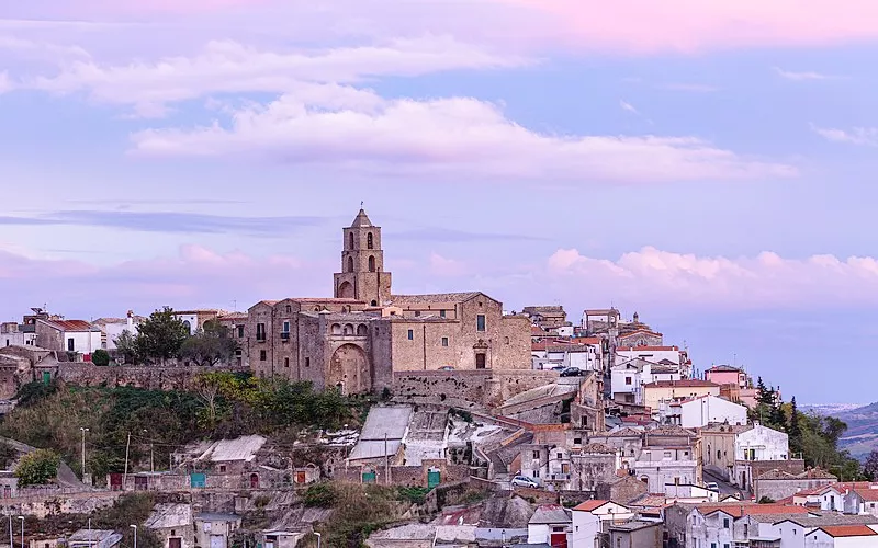 Grottole, die gesprenkelte Schönheit der Kirchen und der Kampf gegen die Entvölkerung
