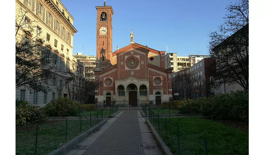 Milano: Tour notturno a piedi per piccoli gruppi