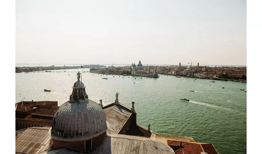 Venecia: Excursión guiada en barco por el Gran Canal + Entrada al Campanario de San Giorgio Maggiore