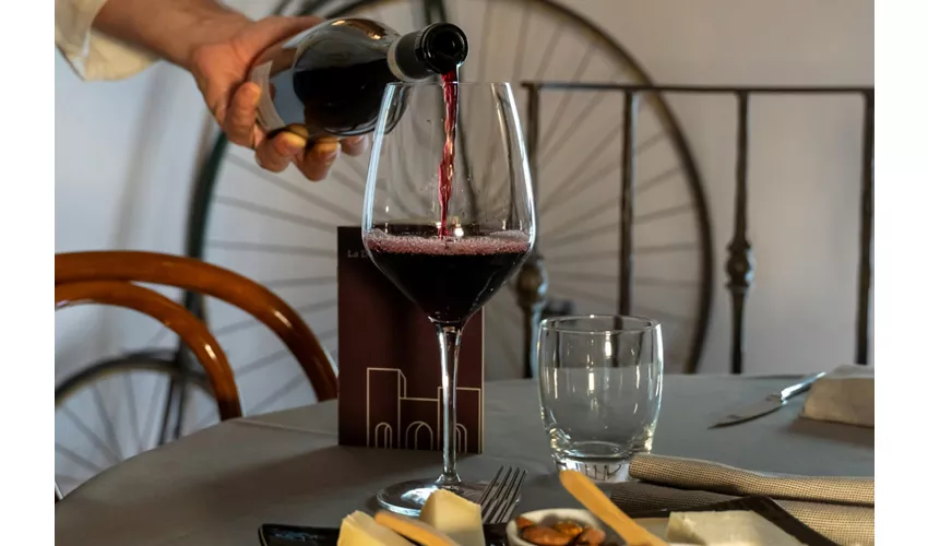 Milano: Tour di degustazione di vini per piccoli gruppi