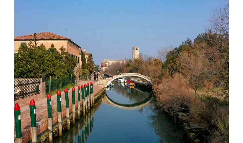 Full-Day: Murano, Burano & Torcello + Glass Factory