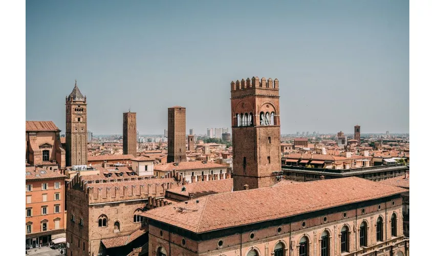 Bolonia: Visita guiada a pie + Entrada al Archiginnasio y a la Torre del Reloj
