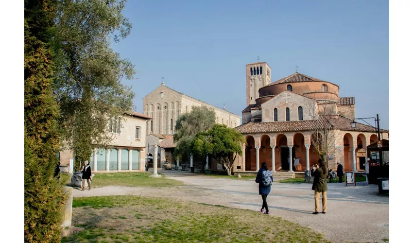 Full-Day: Murano, Burano & Torcello + Glass Factory