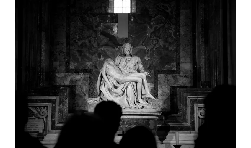 St. Peter's Basilica: Guided Tour + Vatican Grottoes Access
