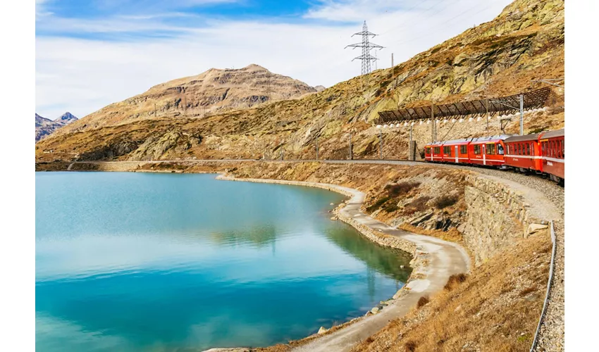 Comer See & St. Moritz: Tagestour ab Mailand + Fahrt mit der roten Bernina-Bahn & Bootstouren