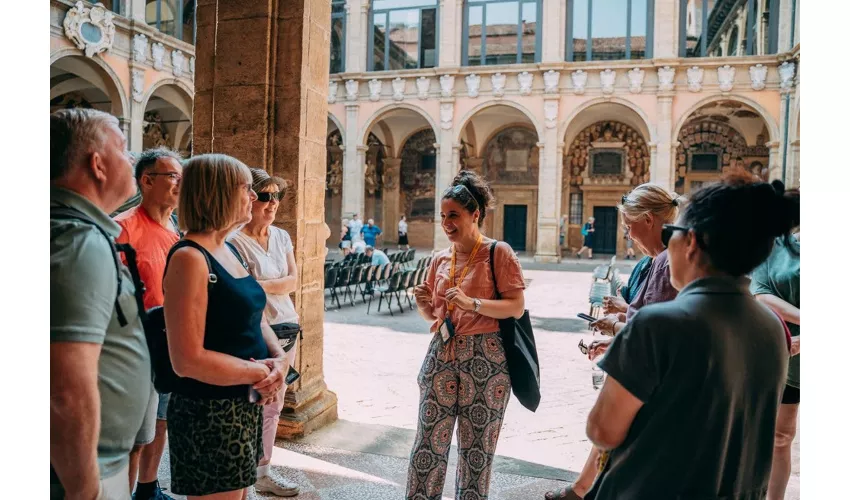 Bolonia: Visita guiada a pie + Entrada al Archiginnasio y a la Torre del Reloj