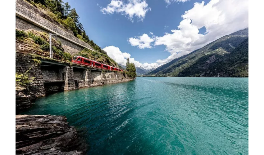 St. Moritz y Tirano: Excursión de un día desde Milán + Billete para el tren Bernina